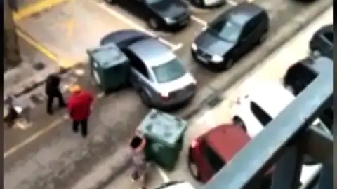 El momento en que los vecinos de Manises intentan evitar la huida de unos ladrones El momento en que los vecinos de Manises intentan evitar la huida de unos ladrones