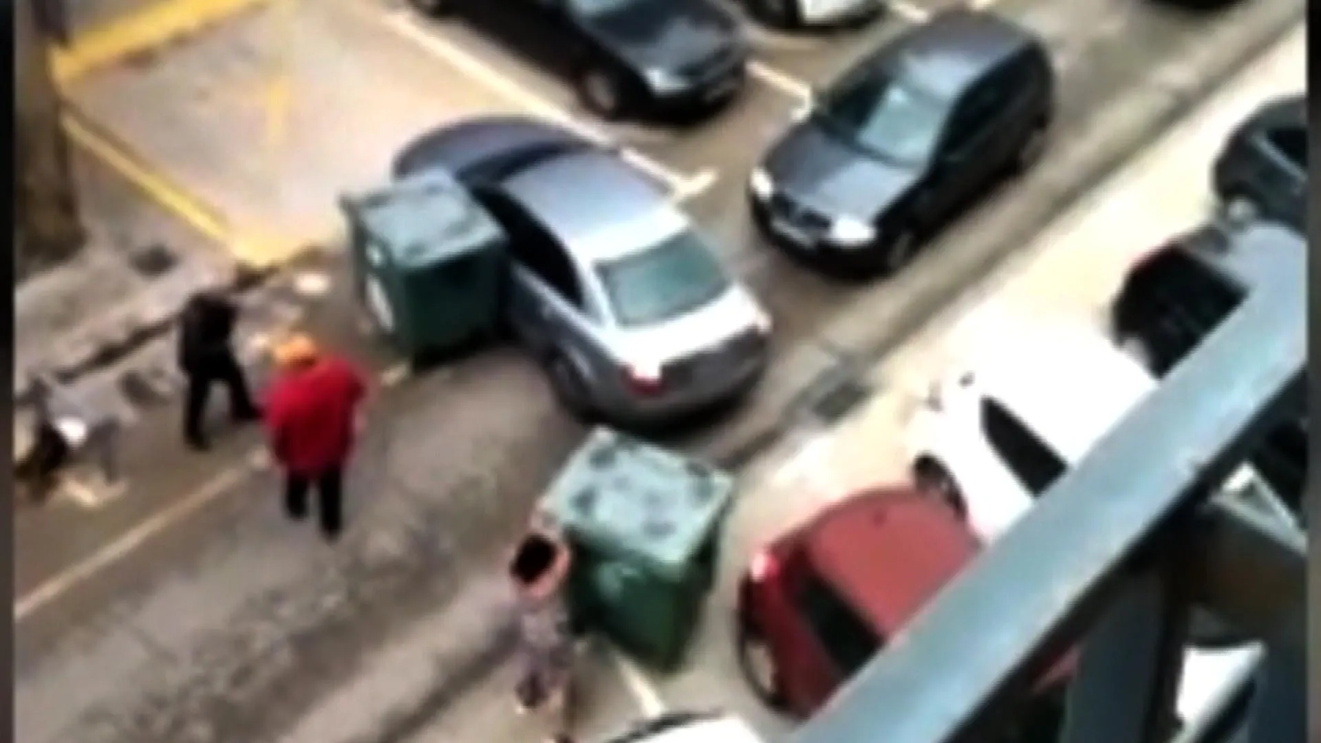 El momento en que los vecinos de Manises intentan evitar la huida de unos ladrones