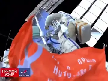 Astronautas rusos sacan la bandera comunista en la Estación Espacial Internacional