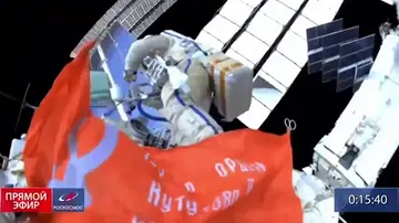 Astronautas rusos sacan la bandera comunista en la Estación Espacial Internacional