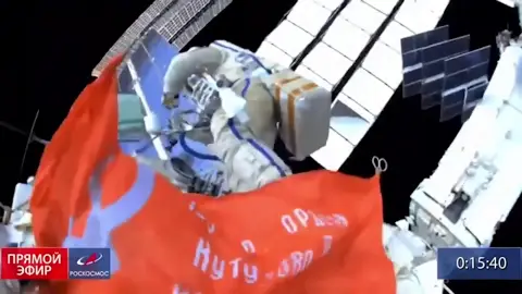 Astronautas rusos sacan la bandera comunista en la Estación Espacial Internacional Astronautas rusos sacan la bandera comunista en la Estación Espacial Internacional