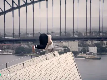 Un espectacular backflip desde lo alto de la Ópera de Sídney 