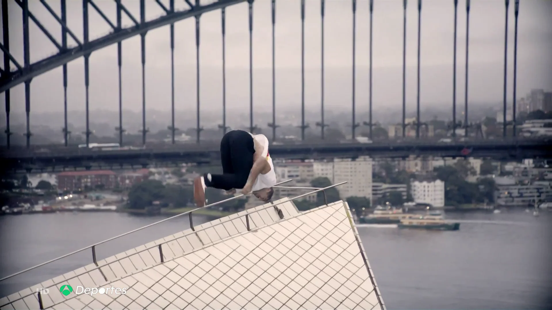Un espectacular backflip desde lo alto de la Ópera de Sídney Un espectacular backflip desde lo alto de la Ópera de Sídney