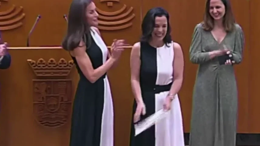 La reina Letizia y la premiada con el mismo vestido La reina Letizia y la premiada con el mismo vestido