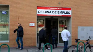 Cobrar el paro Un grupo de personas acceden a una oficina del SEPE, en imagen de archivo