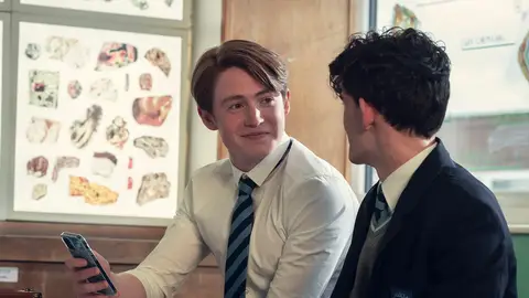Joe Locke y Kit Connor como Charlie Spring y Nick Nelson en 'Heartstopper'