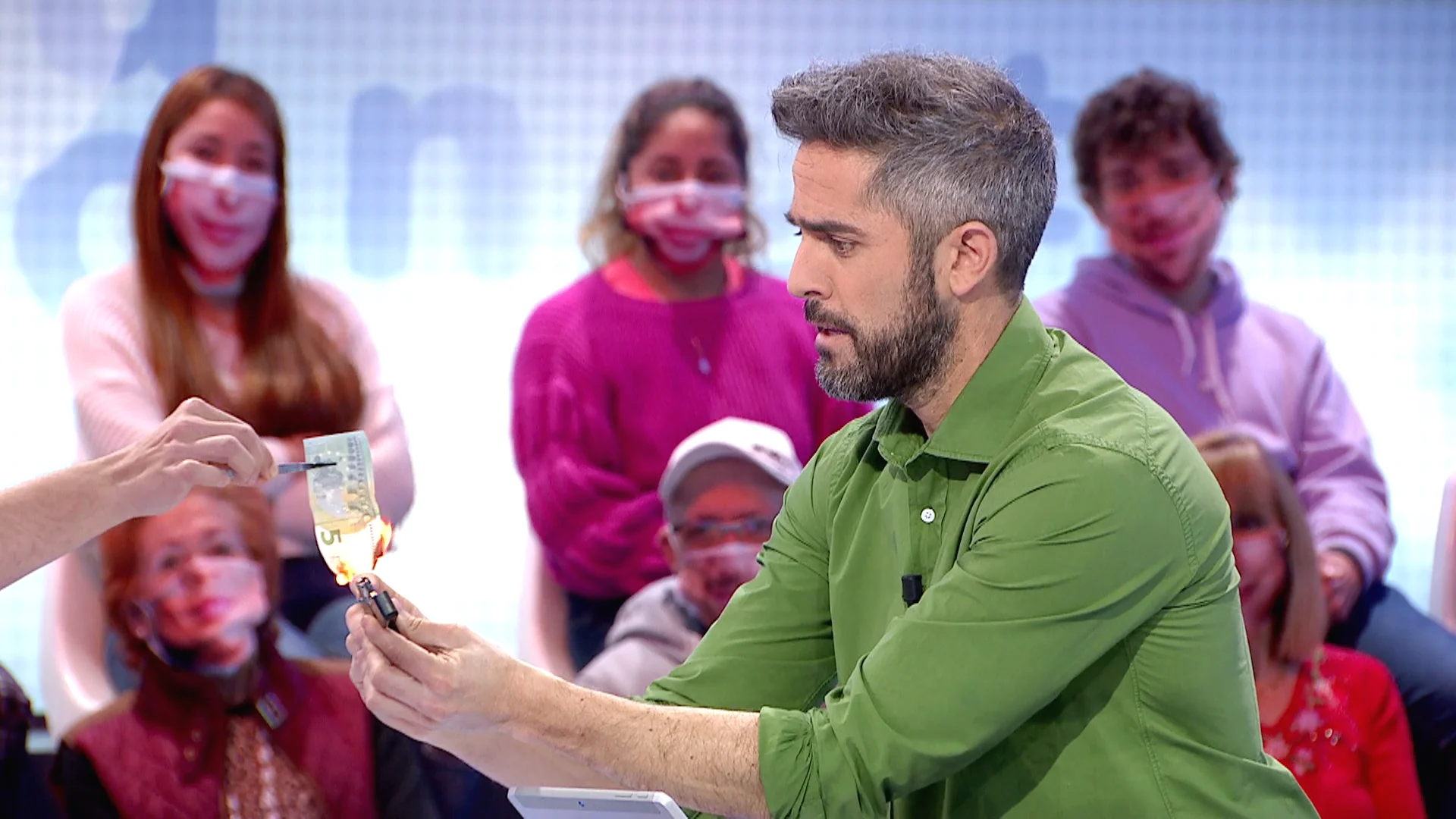 ¿Recuperará Roberto Leal su dinero? El ilusionista Jorge Luengo quema su billete en ‘Pasapalabra’ ¿Recuperará Roberto Leal su dinero? El ilusionista Jorge Luengo quema su billete en ‘Pasapalabra’