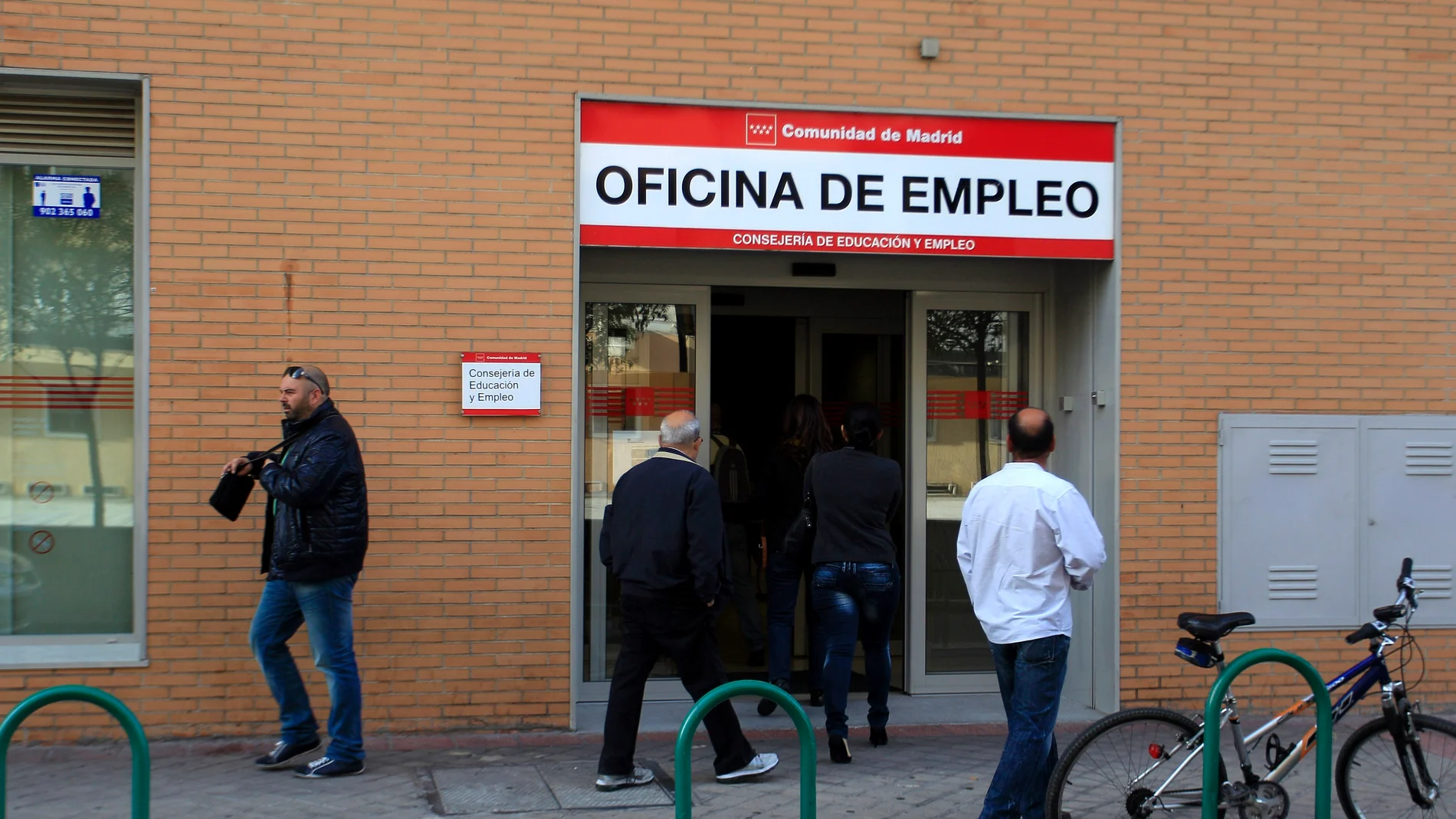 Un grupo de personas acceden a una oficina del Inem