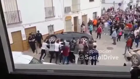Momento en el que vuelcan el coche Momento en el que vuelcan el coche