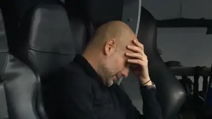 La imagen de Pep Guardiola abatido en el banquillo del Bernabéu tras la eliminación del City La imagen de Pep Guardiola abatido en el banquillo del Bernabéu tras la eliminación del City