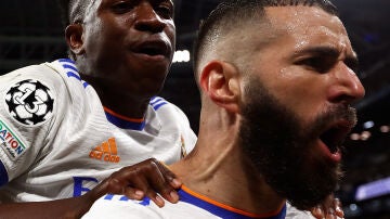 Benzema festeja con Vinícius su gol penalti decisivo al City
