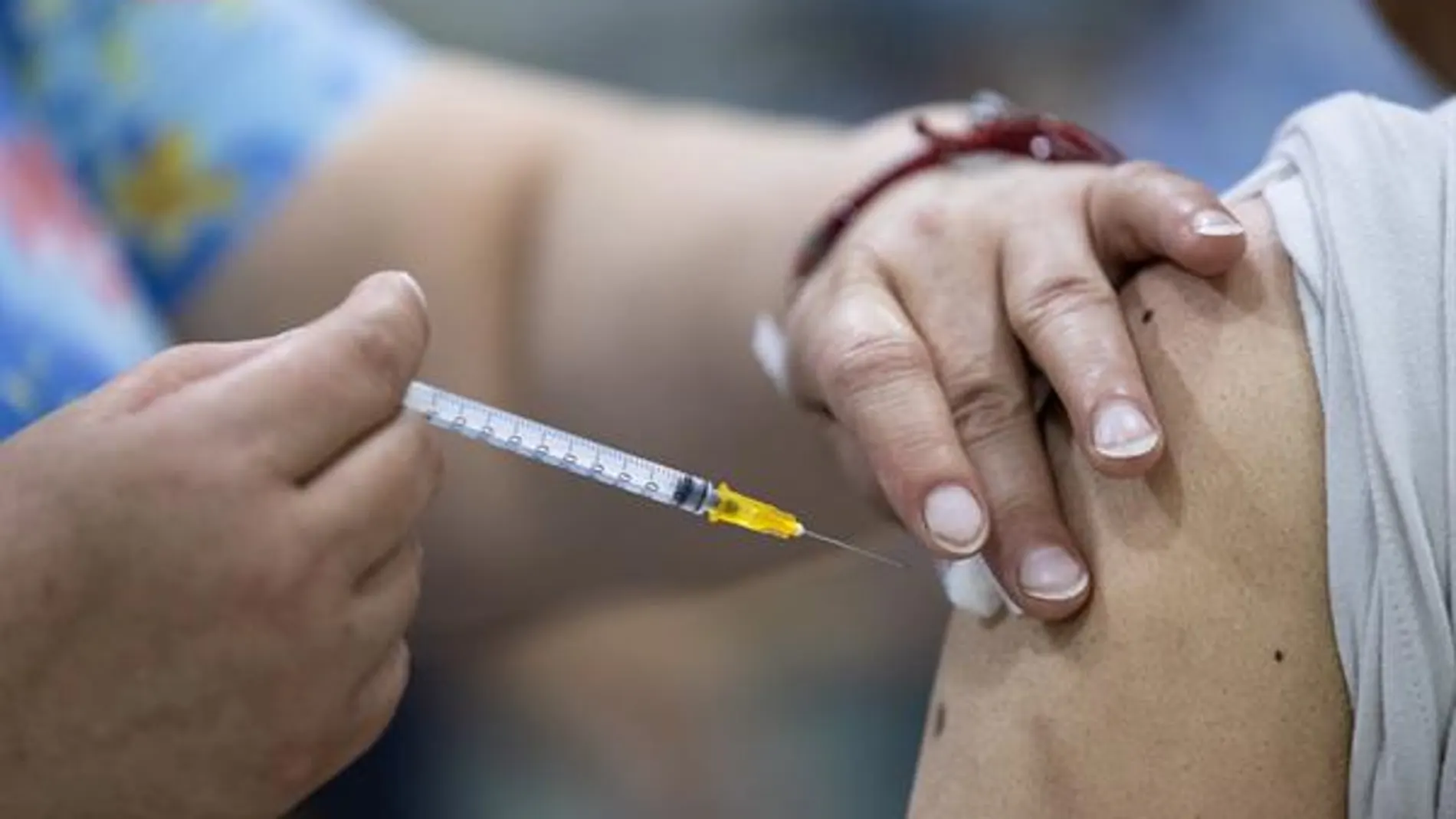 Una enfermera inyecta una dosis de la vacuna contra el coronavirus