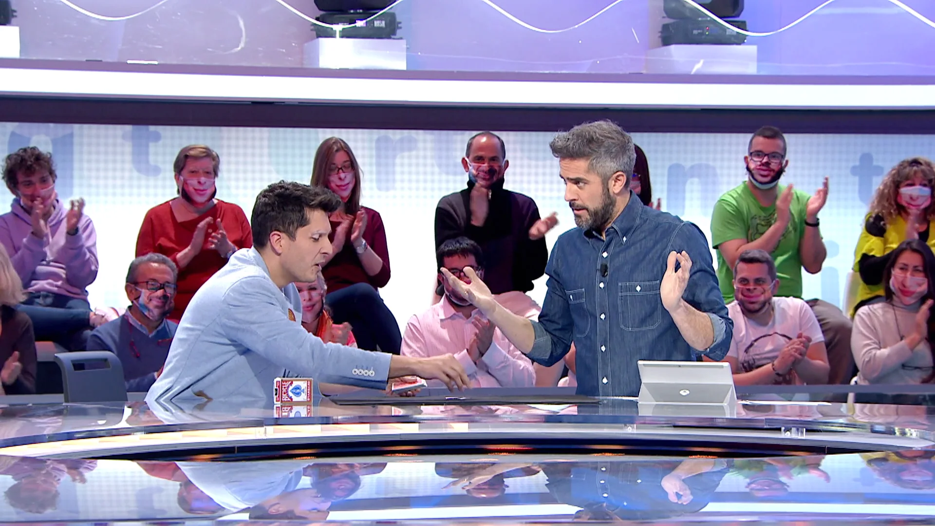 Jorge Luengo hace flipar a Roberto Leal con la magia de una carta rota en ‘Pasapalabra’ Jorge Luengo hace flipar a Roberto Leal con la magia de una carta rota en ‘Pasapalabra’
