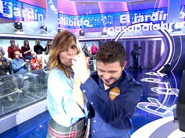 Orestes se mete en un ‘jardín prohibido’ con Belinda Washington en ‘Pasapalabra’ Orestes se mete en un ‘jardín prohibido’ con Belinda Washington en ‘Pasapalabra’