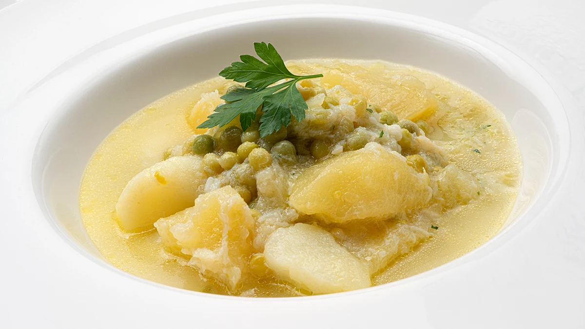 "Sabor, textura y temporada" en el guiso de patata nueva con bacalao y guisantes de Arguiñano