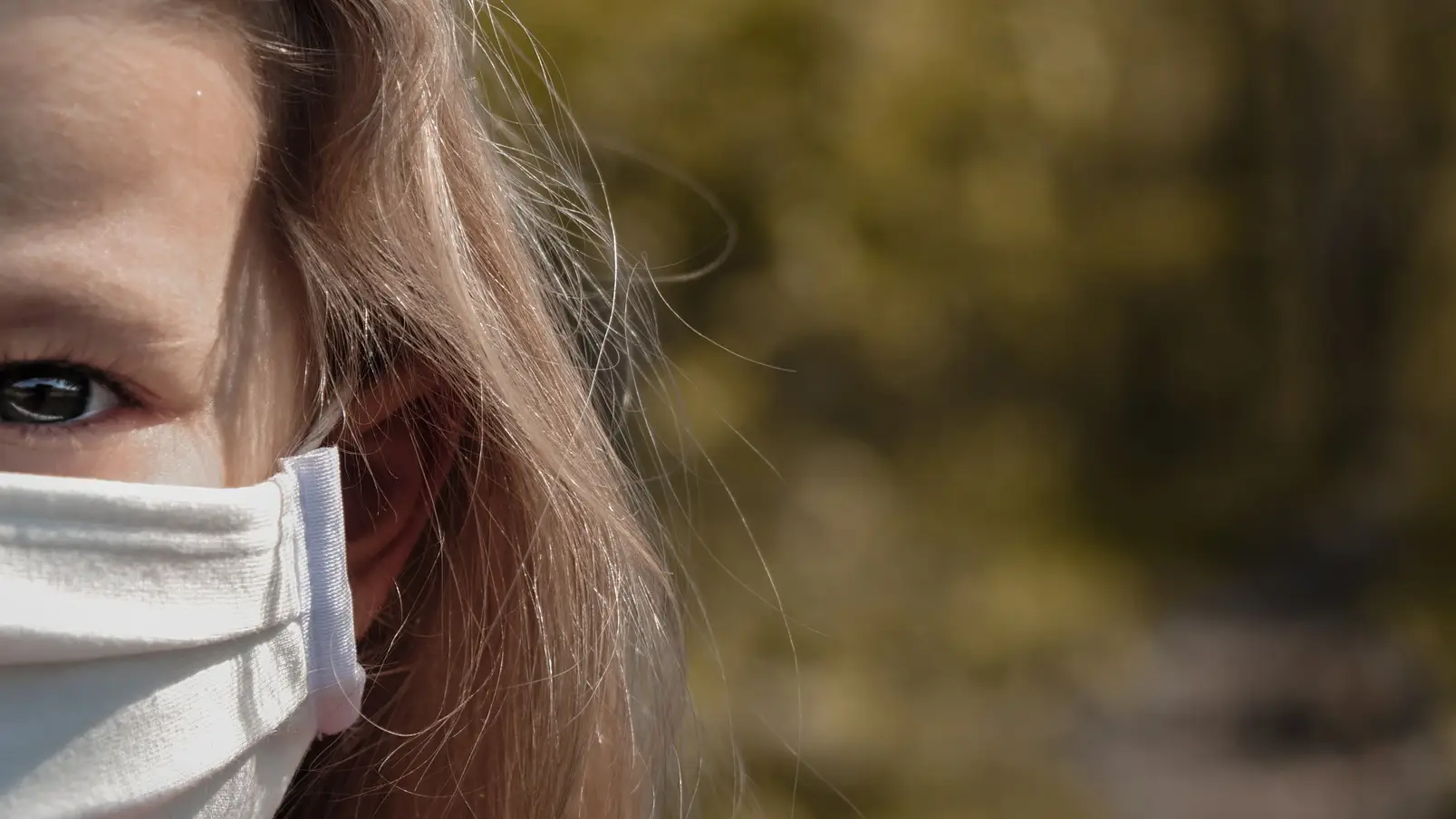 Una niña con mascarilla Una niña con mascarilla
