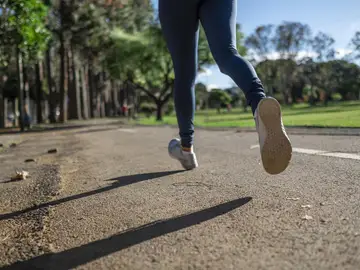 Una mujer corriendo Una mujer corriendo
