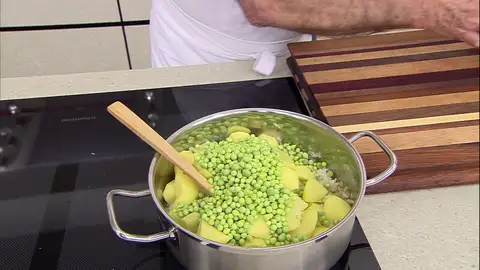 Añade las patatas y los guisantes Añade las patatas y los guisantes