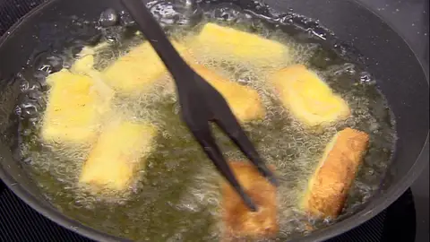 Fríe las porciones de queso Fríe las porciones de queso