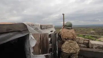 Un soldado ucraniano vigila las posiciones rusas