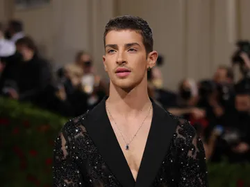 Manu Ríos en la Met Gala 2022 Manu Ríos en la Met Gala 2022