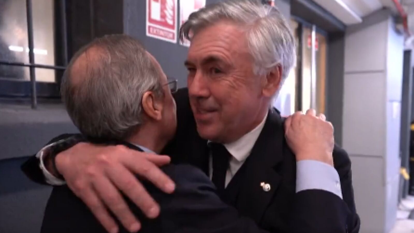 El abrazo entre Ancelotti y Florentino Pérez tras el pase a la final: 