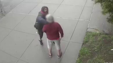 Brutal agresión con puñetazos y patadas a un anciano de 77 años en Nueva York