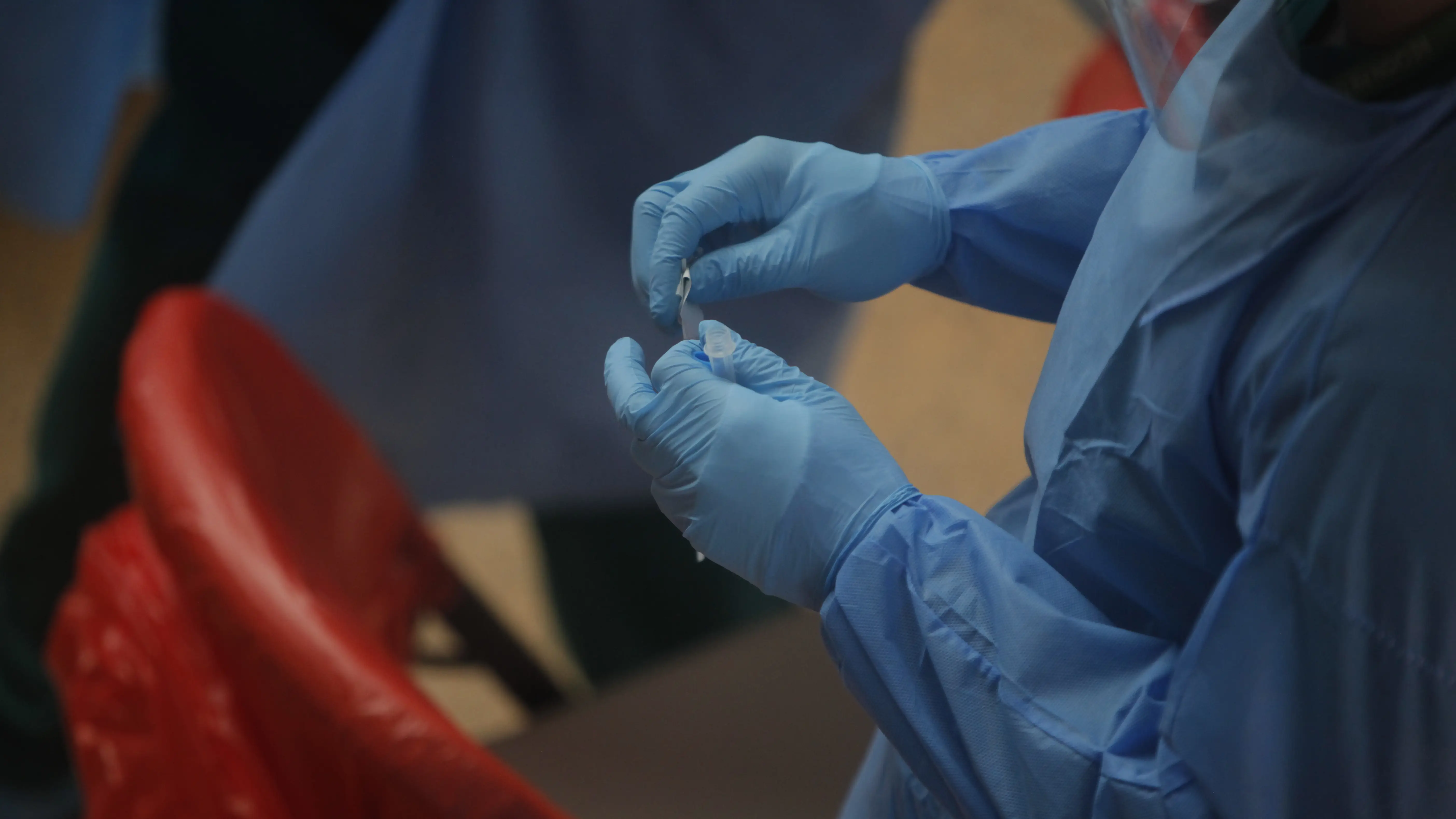 Personal de la salud se prepara para realizar pruebas para detectar la covid-19