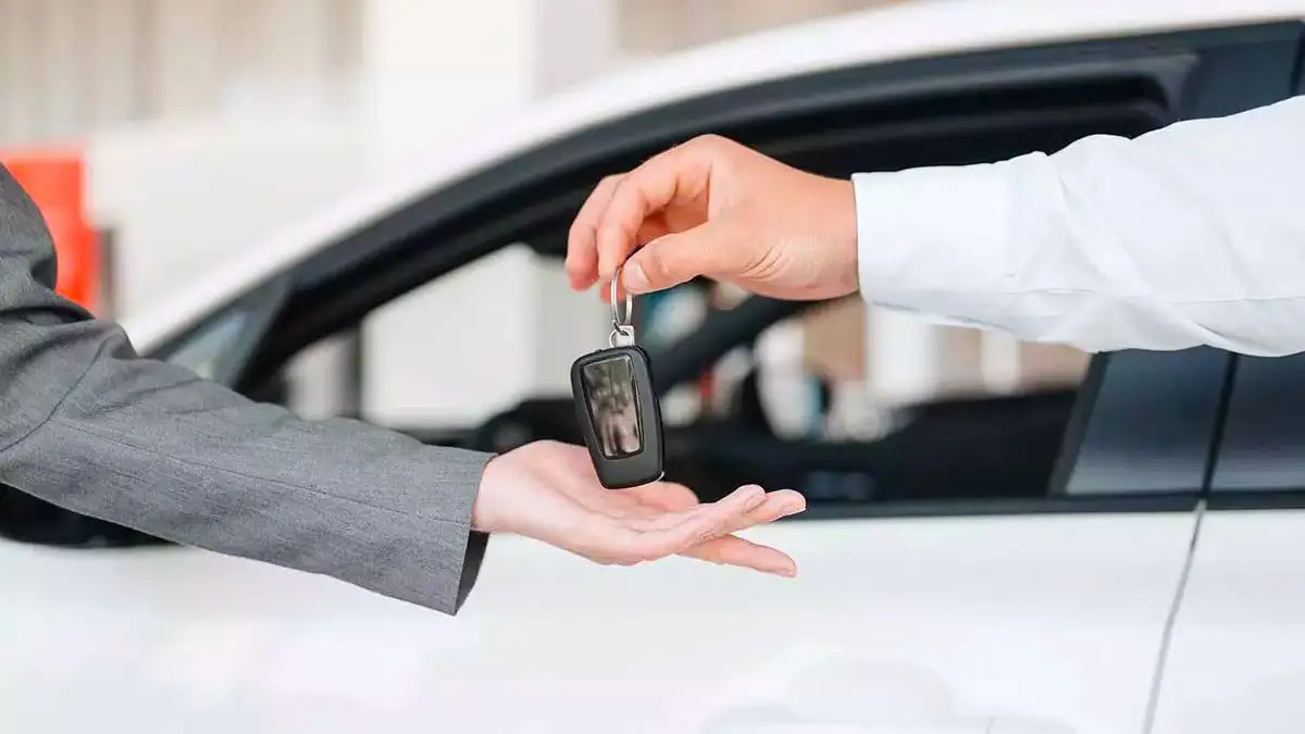 Alquilar un coche para este verano podría ser misión imposible: la OCU pide reservar "cuanto antes" Alquilar un coche para este verano podría ser misión imposible: la OCU pide reservar "cuanto antes"