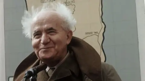 Efemérides de hoy 14 de mayo de 2022: El entonces líder de la comunidad judía en Palestina, David Ben Gurion, anuncia la creación del Estado de Israel, un día antes de que expirara el gobierno colonial británico sobre Palestina. Efemérides