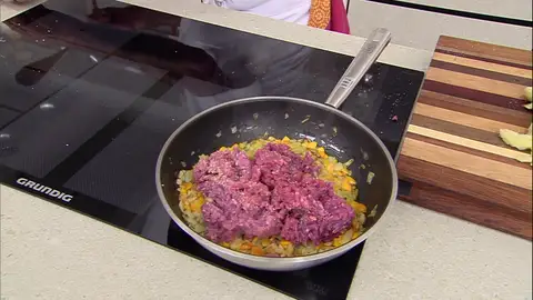 Agrega la carne a la sartén Agrega la carne a la sartén