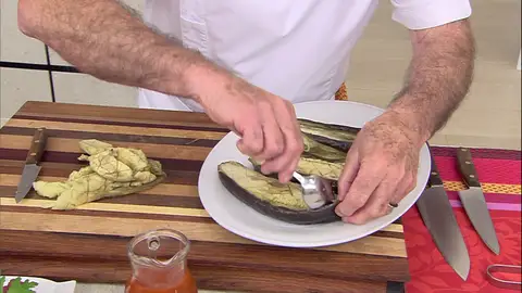 Saca la pulpa de las berenjenas Saca la pulpa de las berenjenas