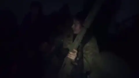 Los últimos de Azovstal cantan en la oscuridad mientras caen bombas sobre ellos Los últimos de Azovstal cantan en la oscuridad mientras caen bombas sobre ellos