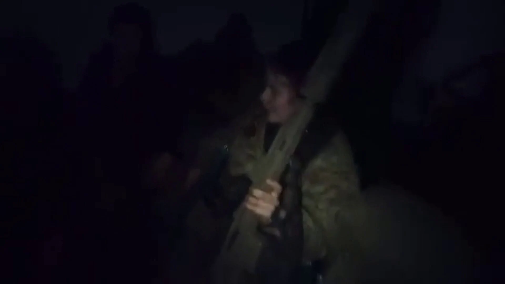 Los &uacute;ltimos de Azovstal cantan en la oscuridad mientras caen bombas sobre ellos