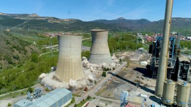 Vídeo: la impresionante demolición de las dos torres de la central térmica de León
