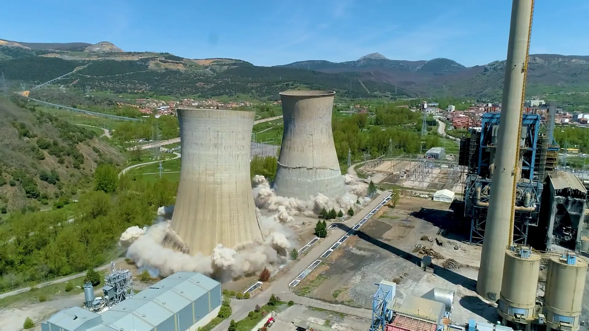 Demolición de las torres de la central térmica de León Demolición de las torres de la central térmica de León