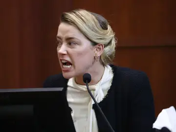 Amber Heard, entre sollozos: "Se reía de mí mientras me apretaba los senos" Amber Heard, entre sollozos: "Se reía de mí mientras me apretaba los senos"