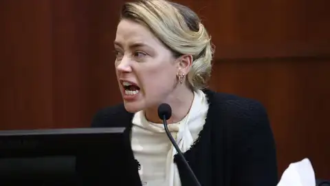 Amber Heard, entre sollozos: "Se reía de mí mientras me apretaba los senos" Amber Heard, entre sollozos: "Se reía de mí mientras me apretaba los senos"