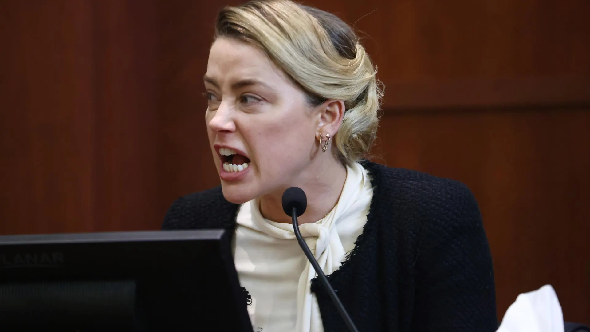 Amber Heard, entre sollozos: "Se reía de mí mientras me apretaba los senos" Amber Heard, entre sollozos: "Se reía de mí mientras me apretaba los senos"