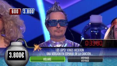 Vicente, con chuletas, acierta todas en la fase clasificatoria: ¡La respuesta está en sus gafas! 