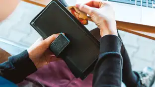 Tarjeta bancaria en una cartera Tarjeta bancaria en una cartera
