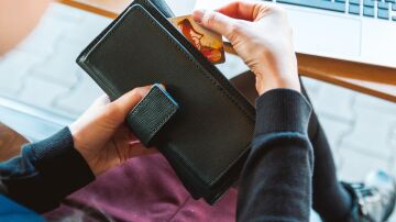 Tarjeta bancaria en una cartera