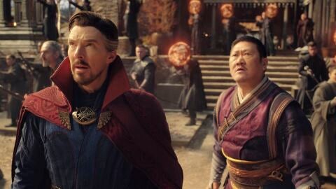 Benedict Cumberbatch y Benedict Wong en 'Doctor Strange en el Multiverso de la Locura'