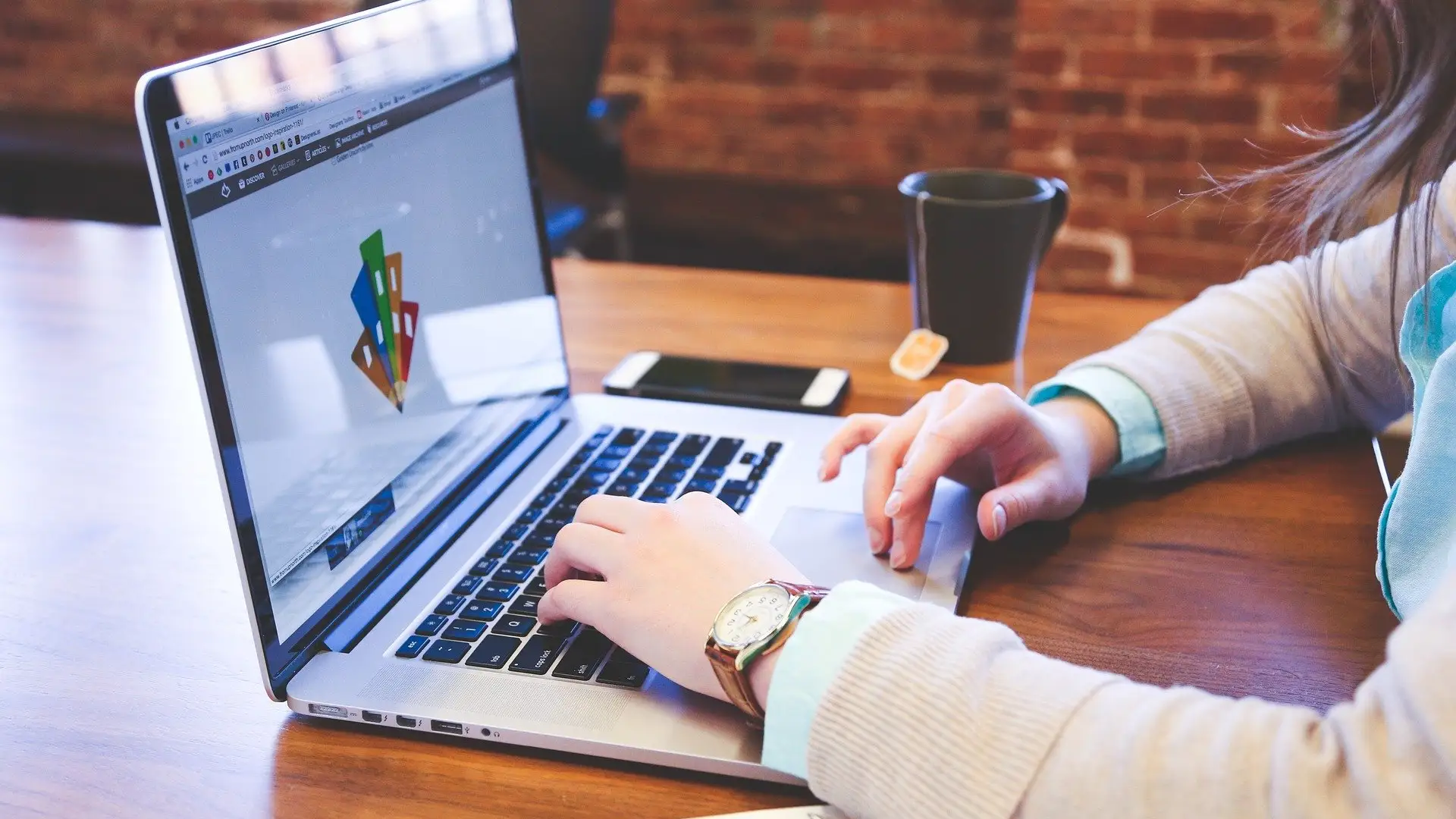 Un joven en una empresa