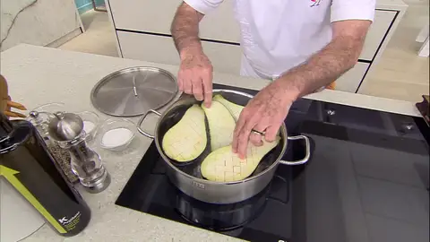 Cuece las berenjenas Cuece las berenjenas