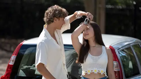 Gavin Casalegno y Lola Tung en 'The Summer that I Turned Pretty' Gavin Casalegno y Lola Tung en 'The Summer that I Turned Pretty'