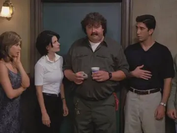 Mike Hagerty, en medio de la imagen, en 'Friends' Mike Hagerty, en medio de la imagen, en 'Friends'