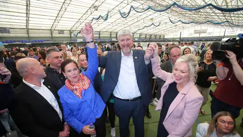 (De izquierda a derecha) Mary Lou McDonald celebra con John O'Dowd y Michelle O'Neill la victoria (De izquierda a derecha) Mary Lou McDonald celebra con John O'Dowd y Michelle O'Neill la victoria