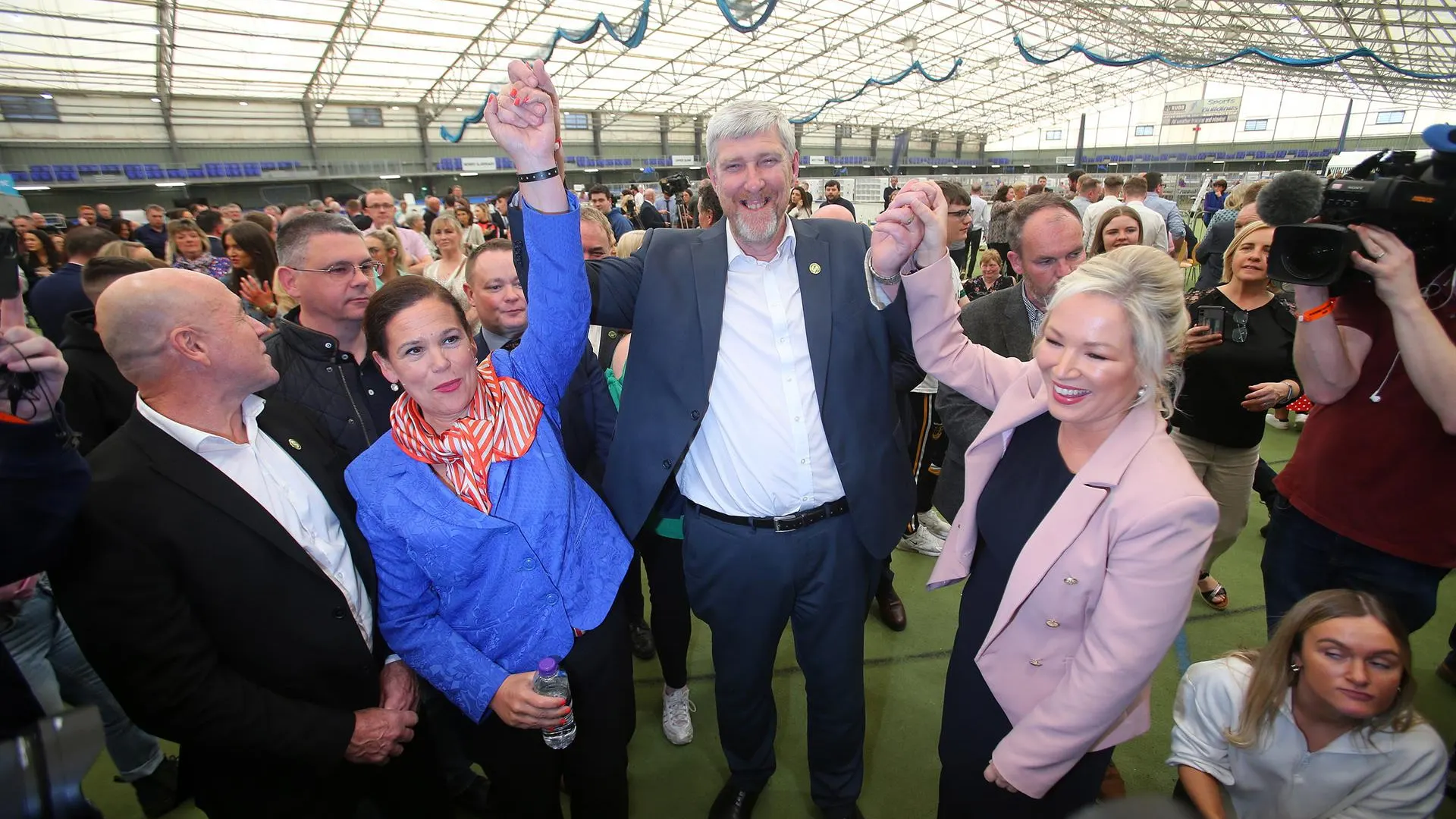 (De izquierda a derecha) Mary Lou McDonald celebra con John O'Dowd y Michelle O'Neill la victoria (De izquierda a derecha) Mary Lou McDonald celebra con John O'Dowd y Michelle O'Neill la victoria