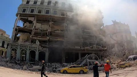 Cuerpos de emergencia trabajan en la remoción de escombros tras una explosión en Hotel Saratoga, en la capital cubana Cuerpos de emergencia trabajan en la remoción de escombros tras una explosión en Hotel Saratoga, en la capital cubana